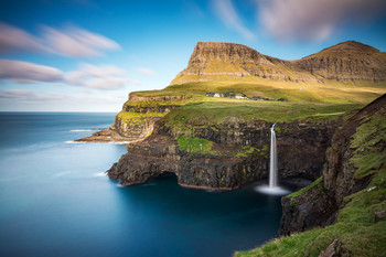 Gasadalur / Ein muß für jeden der auf den Färöer ist, ist ein Besuch dieses Wasserfalls. Ich kam erst eine Stunde vor meinem Rückflug dazu diesem Ort einen Besuch abzustatten. Ein sehr fazinierender Ort, den ich bei meinem nächsten Besuch auf jeden Fall wiedersehen werde.