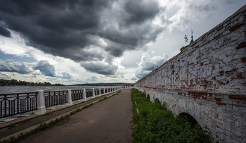 Wolken über der Stadt / ***