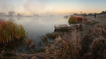 An einem nebligen Ufer / ***