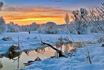 Sonnenaufgang über dem Fluss / ***