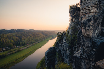 Bastei Sonnenuntergang / Blick auf die Bastei im Sonnenuntergang