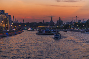 Moscow in the evening / ***
