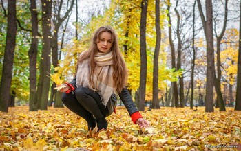 In autumn park / ***