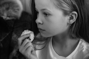 Mädchen mit Apfel / ***