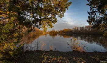  / Late afternoon at the lake, the sun is already very deep and the motif is thereby wrapped in a golden mood.