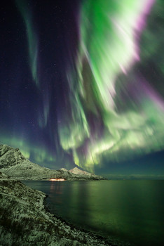  / Wenn ein Polarlicht der Stärke KP5 (also Polarlichtsturm) über einem hinweg fegt, weiß man vor Schreck nicht wohin man zu erst schauen soll. Von fotografieren will ich erst garnicht reden. Ich bin so überglücklich, das einmal in meinen Leben live erleben zu dürfen.
Achja, ein Titel ist mir für dieses Bild vor Schreck noch garnicht eingefallen