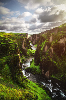 Fjaðrárgljúfur Canyon / ***