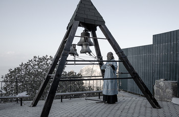 For Whom the Bell Tolls / ***