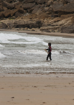Facing the waves / The sea and the surfer
