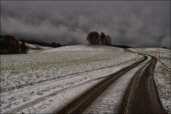 Strasse zum Horizont / Neuschnee