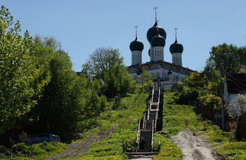The road to the temple / ***