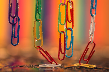 Clips de colores / Objeto de sujetar papeles.