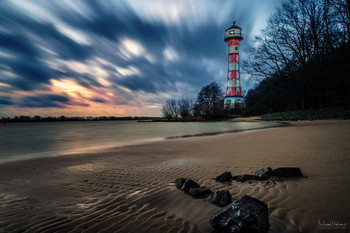 Ein Abendspaziergang am Ufer der Elbe / Der Leuchtturm Wittenbergen, der ja eigentlich ein Unterfeuer ist.
Es gab nur ein kleines Zeitfenster zwischen Regenschauern und Sturmböen für ein schnelles Foto.