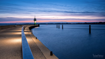 Nordermole vor Sonnenaufgang / Sonntagmorgen - eine knappe Stunde bevor die Sonnen über dem Leuchtfeuer der Nordermole in Travemünde aufgeht