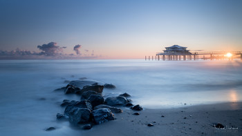 Ein Hauch von Asien.... / ...am Timmendorfer Strand. Die Seebrücke mit ihrem Teehaus im Sonnenaufgang.