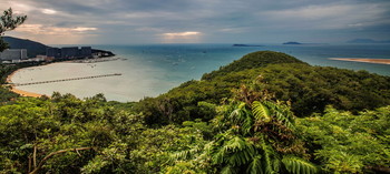 Alle abgedeckt mit viel Grün ... / island in Hainan.