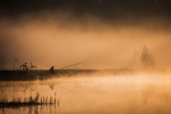An einem nebligen Ufer / ***