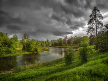 June thunderstorm / The June thunderstorm is approaching.