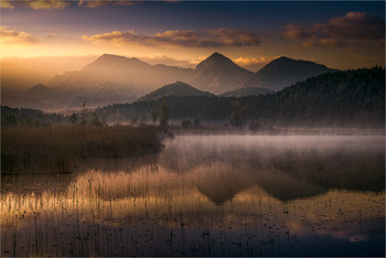 Turnersee / Je länger man im Dunkeln ausharren muss,
desto mehr freut man sich
über das Wunder des Sonnenaufgangs.
Morgens am Turnersee in Kärnten.
