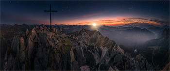 Lungauer Bergwelt / Abends nach Sonnenuntergang auf der Seekarspitze in Obertauern.
Die Sterne und die Sonne sind mit Pinsel Werkzeuge in PS6 nachträglich eingefügt.