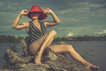 The girl in the hat / ***