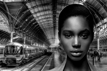 ESTACIÓ / Dona esperant el tren
