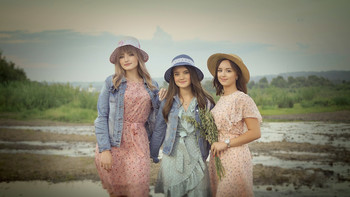 female friendship / ***