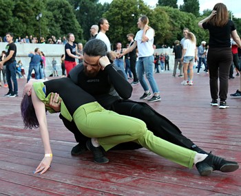 Dancing / ***