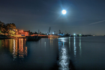 Full moon / ***