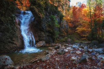 Wasserfall im Herbst / ***