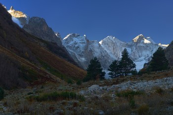 Morgendämmerung in den Bergen / ***