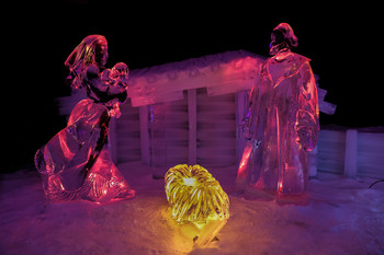 Figuren in Eis, / Foto aus der Ausstellung &quot;Eiswelten&quot; Dresden