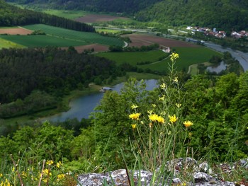 das Altmühltal / Aussicht von der Höhe am Ostufer, unten im Tal die Kapelle St. Agatha