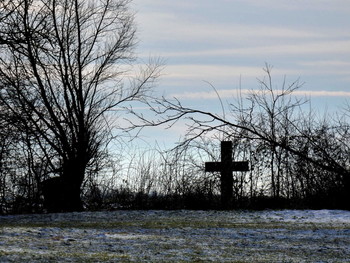 Landschaft, Natur und Religion / an den Wegen aus drei Dörfern zu einer Kapelle auf dem Heiligenberg bei Höxter stehen zahlreiche Kreuze und Bildstöcke ...
Die Ansicht vom Weg ist hier zu sehen:
https://fotoload.ru/foto/1070039/