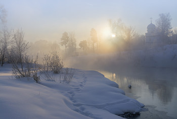 Dawn on the river. / ***
