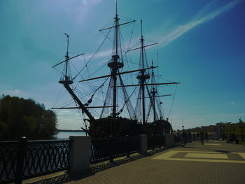 Ship / ***