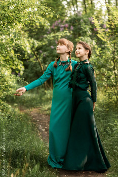 Two girlfriends / ***