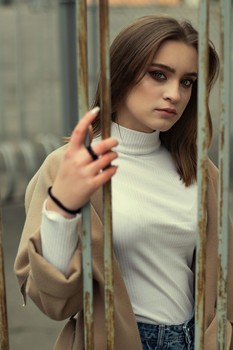  / ***