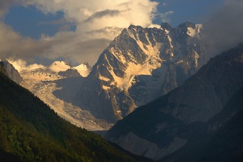 Sunset in the mountains / ***