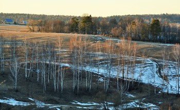 Evening quietly crept to the village ... / ***