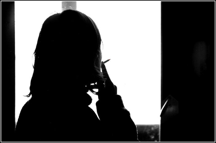 жена ждет пилота из аэропорта на выходе...