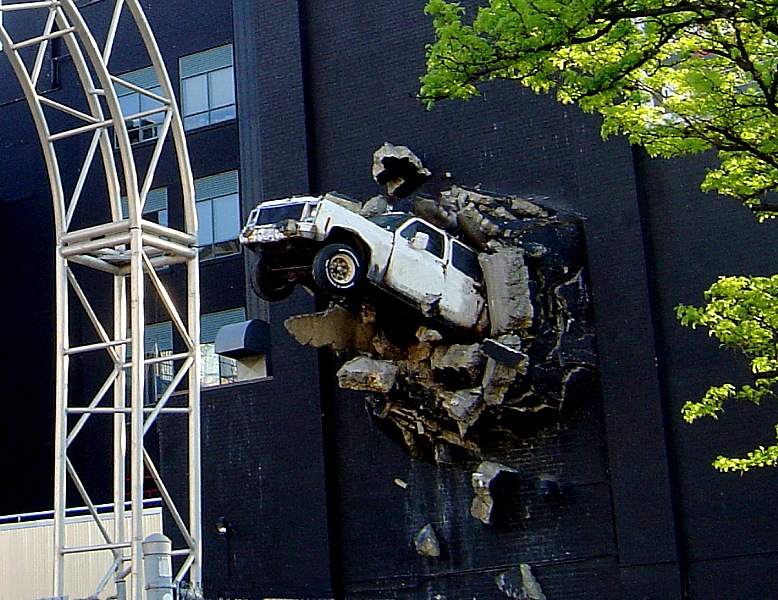 Казала табе -- у ліфт заязжай!..