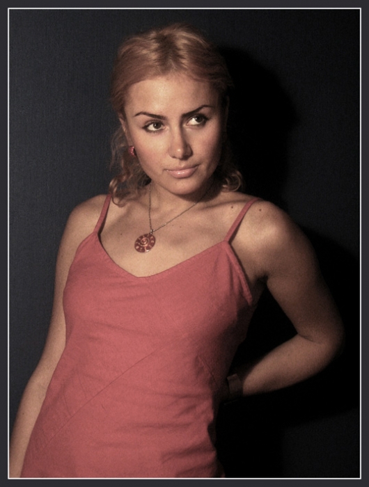 девушка в красном