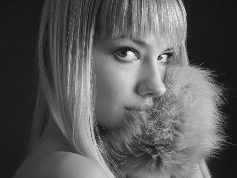 девушка с мехом