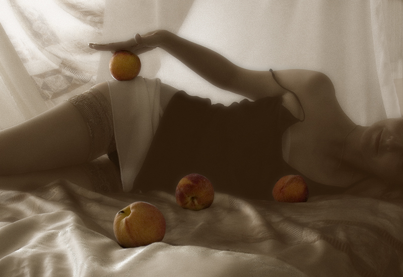 Девушка с персиками