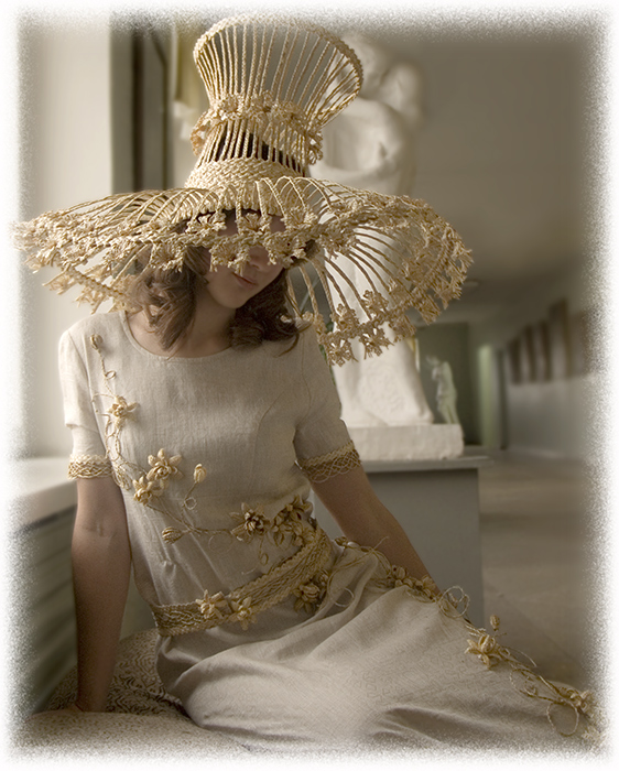 Девушка вшляпе ил шляпа на девушке....