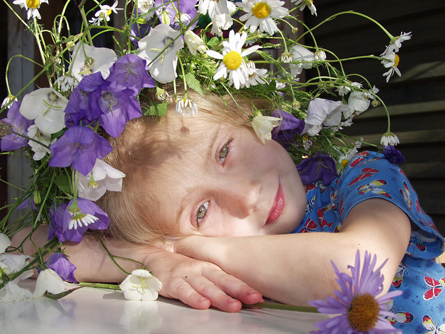 Доча в ромашково-колокольчиковом венке.