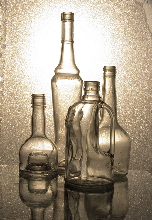 Натюрморт на фоне замерзшего окна