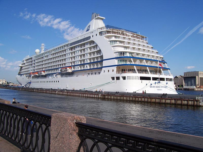 Оно ещё и плавает