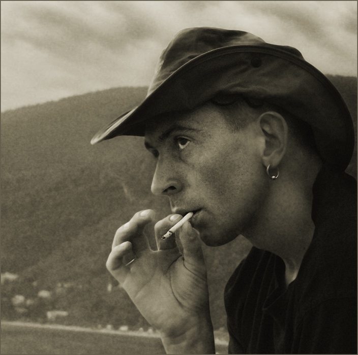 Больно... Сигарету...